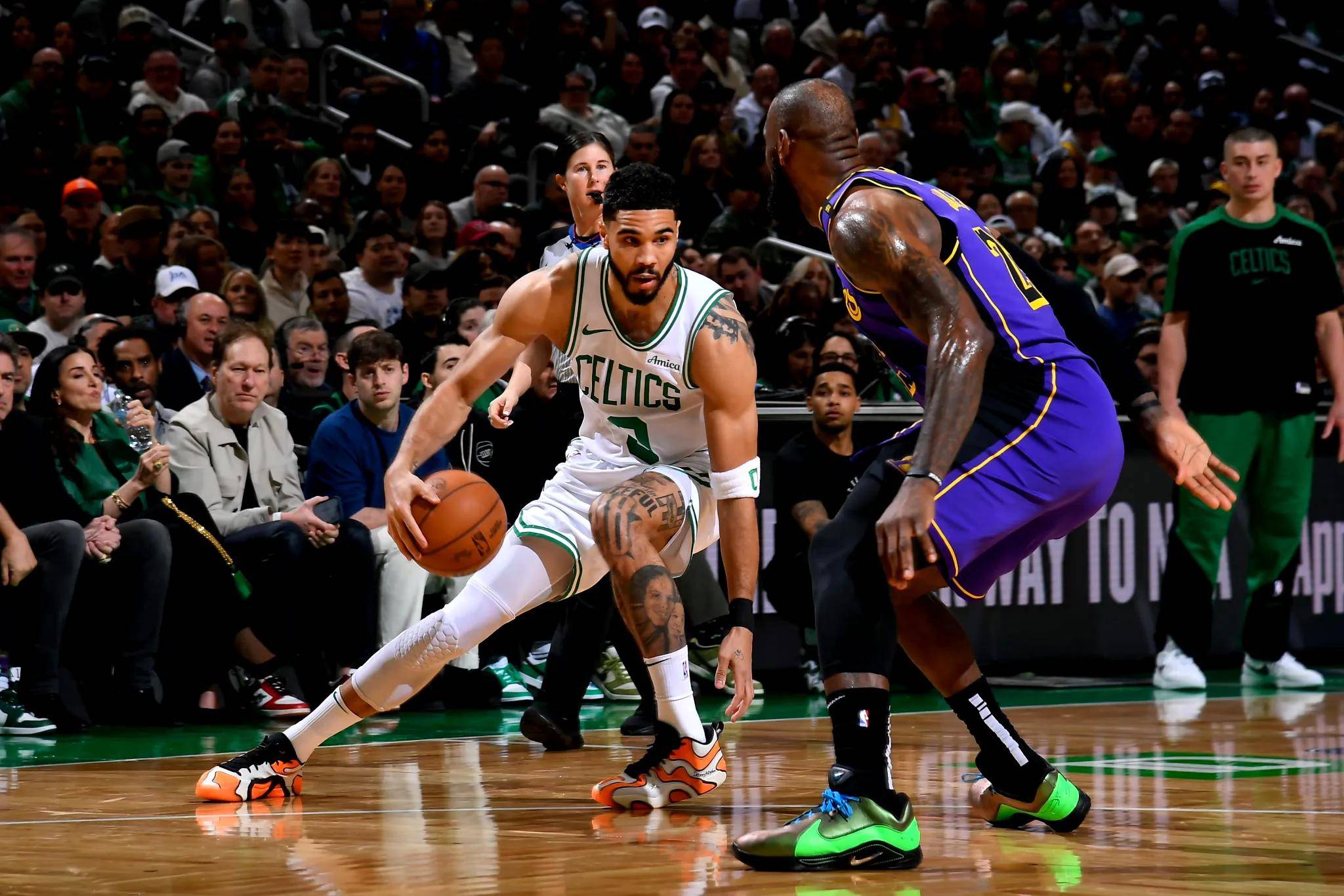 包含赛前波士顿凯尔特人调整名单以备CBA常规赛，外线爆发环节打磨，话题不断，更衣室氛围转暖的词条